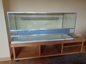 Terrarium inkl. Unterschrank mit Rollen zu verkaufen