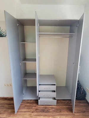 Kleiderschrank zu verschenken