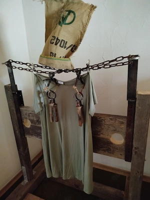 suche Frau für Video in diesen Ketten BH oder auf anderen Foltergeräten "Mittelalter Folterkammer"