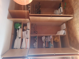 Kleiderschrank, sehr geräumig 