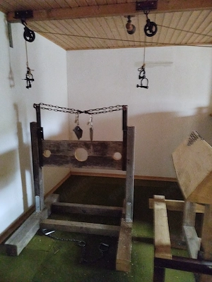 Frau !!  für diesen Folter BH und sich in auf Mittelalter Foltergeräte filmen lassen (a