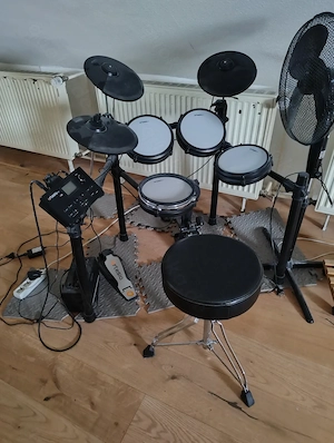 Artesia Pro A30 E-Drum Kit + Profi-Hocker Tama 1st Chair   Top Zustand!