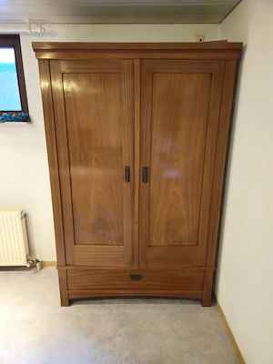 Kleiderschrank robust 