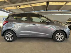 Hyundai i10 +Sitz-LenkH.+AC+Tempo+V.Historie+Bi Color Bild 4
