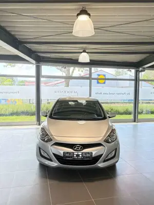 Hyundai i30 Trend*Automatik*Wenig Km*Klima*PDC Bild 2