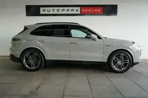 Porsche Cayenne E-Hybrid MY25/Kreide/Massage/Mega-Spec!