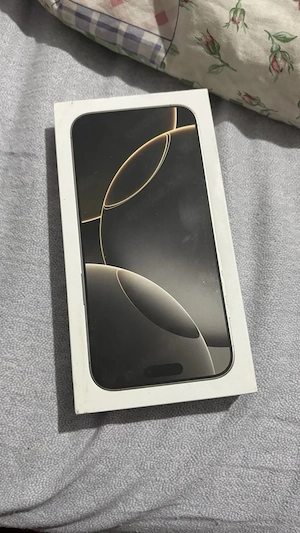 Ich verkaufe ein iPhone 16 Pro Max mit 256 GB in der Farbe Natural Titanium.