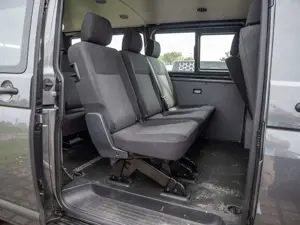 Volkswagen T6.1 Kombi 2.0 TDI lang Rollstuhlrampe Bild 4