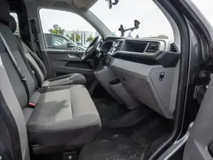 Volkswagen T6.1 Kombi 2.0 TDI lang Rollstuhlrampe Bild 2