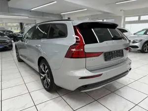 Volvo V60 Kombi Plus Dark*LED*AHK*Kamera*Standheizun Bild 2