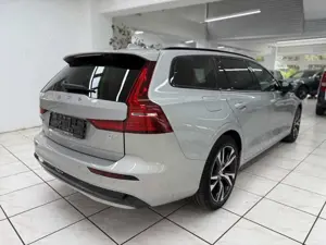 Volvo V60 Kombi Plus Dark*LED*AHK*Kamera*Standheizun Bild 3