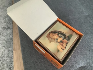 Verkaufe Fotokamera Yashika und M.J.Hummel Music Box 