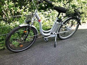 1 mal elektro fahrrad damen 36V 250 W älteres modell mit akku silber