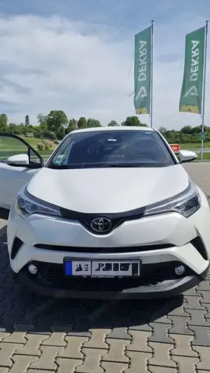 Toyota C-HR ERSTE Hand, Kamera, Navigieren