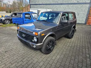 Lada Niva 1.7i 4x4 BLACK EDITION+RADIO+AHK+ALLWETTER+