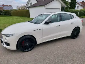 Maserati Levante einmaliger Top Zustand mit Garantie GranSport 2. Hd 8-fach bereift Carbonteile