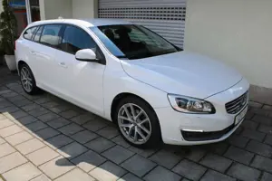 Volvo V60 D3 Kinetic BiXenon Navigation Tempomat PDC ALU AHK