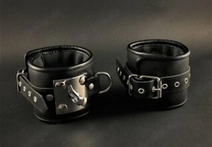 Biete Halsband Hand und Fußfesseln an