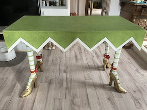Witziger Designertisch mit Highheels als Füßen