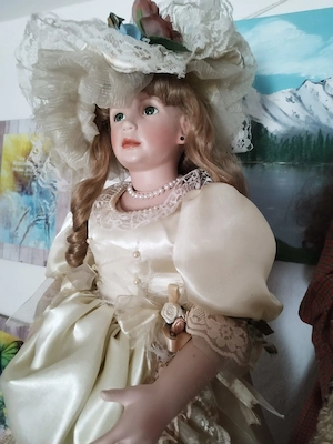 2 große Porzellanpuppen (ca. 80 cm)   detailreich & dekorativ