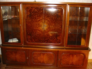 Schrank aus Massivholz mit Barfach, 2 Glastüren min. 60 Jahre alt