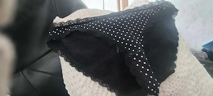 Schwarzer Slip mit weißen Punkten getragen