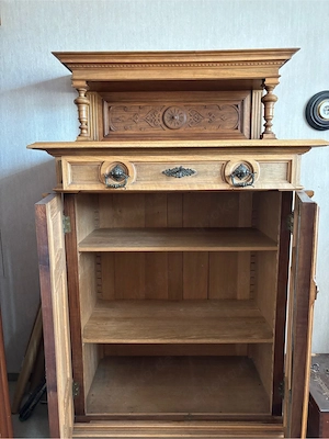 Antiker Schrank