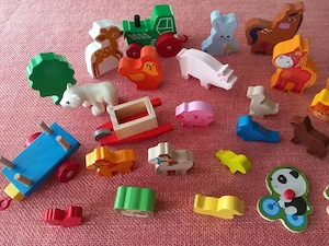 36 Teile für einen BauernhofTiere Schubkarre u.ä. Bild 2