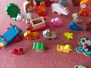36 Teile für einen BauernhofTiere Schubkarre u.ä.