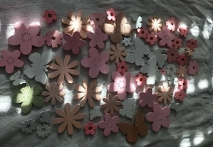 Schöne Holzblumen und Schmetterlinge Frühling