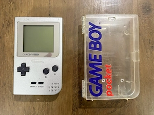 Nintendo GameBoy Pocket Silber + Original Clear Case + 4 Spiele
