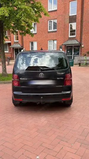 Volkswagen Touran 2.0 TDI DPF DSG Highline Bild 2
