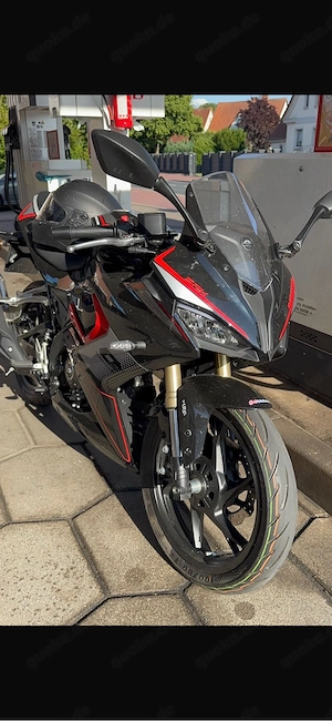 QJ motor srk 125 Motorrad  Bild 3