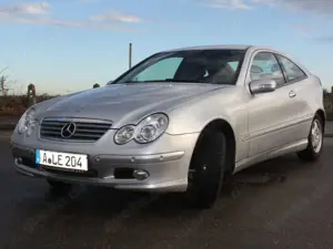 Mercedes-Benz C 220 W 203 Coupe Bild 2