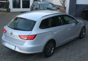SEAT Leon ST Kombi 2,0 TDI Style Navi MOMO-Alu 17 Bild 2