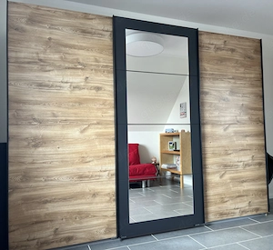 Kleiderschrank mit Spiegel