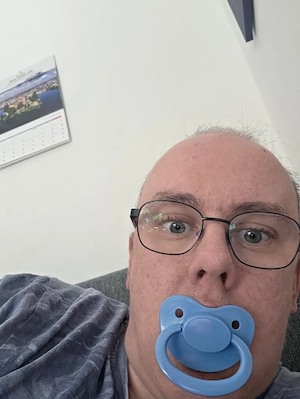 Suche jemanden der mich mit Adult Baby Nahrung und Adult baby Milch füttern tut