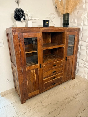 Schrank aus echtem Holz