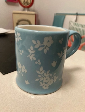 Tasse mit Blumenmuster