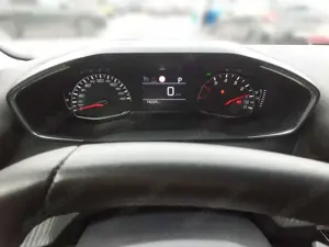 Peugeot 208 1.2 PureTech 100 Allure LED Navi PDC Kamera Bild 5