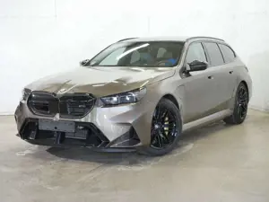 BMW M5 Touring M Driver's Package Iconic Glow Bowers