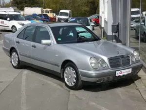 Mercedes-Benz E 280 CLASSIC KLIMA GSD SHZ TEMPOMAT ROSTFREI! Bild 3