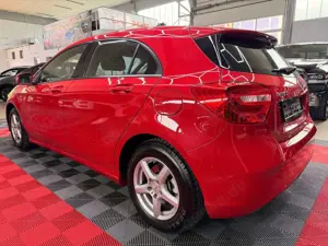 Mercedes-Benz A 180 BlueEfficiency Style Navi PDC Klima SHZ Bild 5