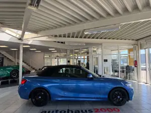 BMW 220 i Cabrio M Sportpaket LED/NAVI/MEMORY/PDC V-H Bild 2