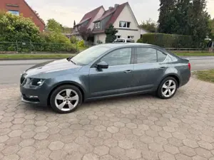 Skoda Octavia 1.6 TDI Lim. DSG Facelift *Navi+ACC+8xAl