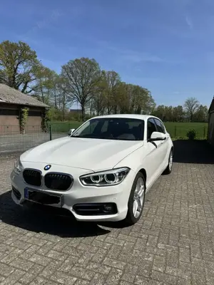 BMW 120 i Sport Line / 8-fach bereift inkl. Felgen