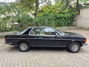 Mercedes-Benz CE 230 Baureihe W123 Bild 2