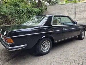 Mercedes-Benz CE 230 Baureihe W123 Bild 3