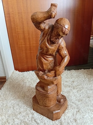 Handgeschnitzte Holzfigur