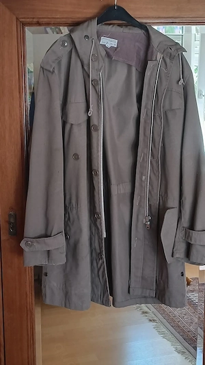 Bundeswehr Parka mit Kapuze und lange Form Gr. 54 - XL sehr guter Zustand . Vorne mit Reißverschluß